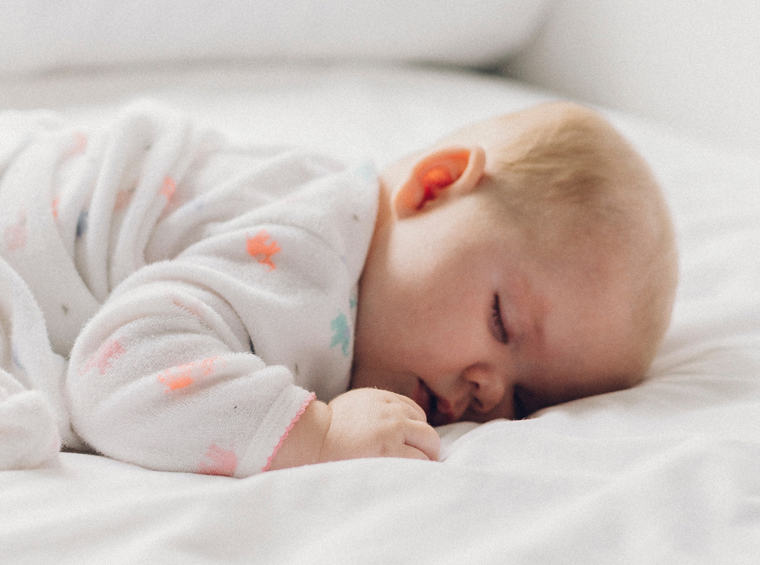 Comment habiller Bébé la nuit pour un sommeil doux et paisible